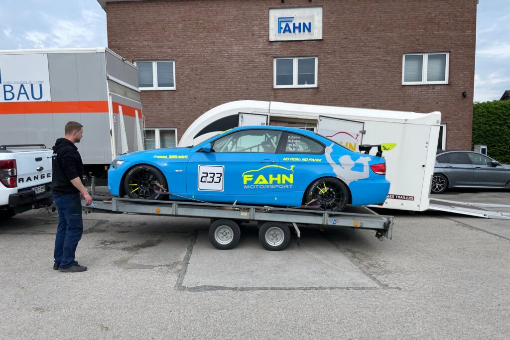 molly auf dem Anhänger für den transport zur rennstrecke