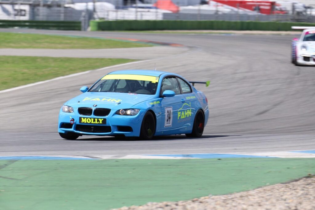 Molly auf der Rennstrecke in leuchtend blau lackiert