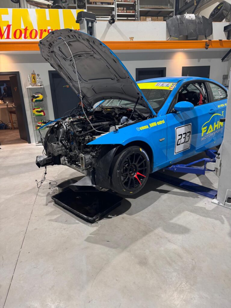 molly bmw in der werkstatt mit offener Motorhaube