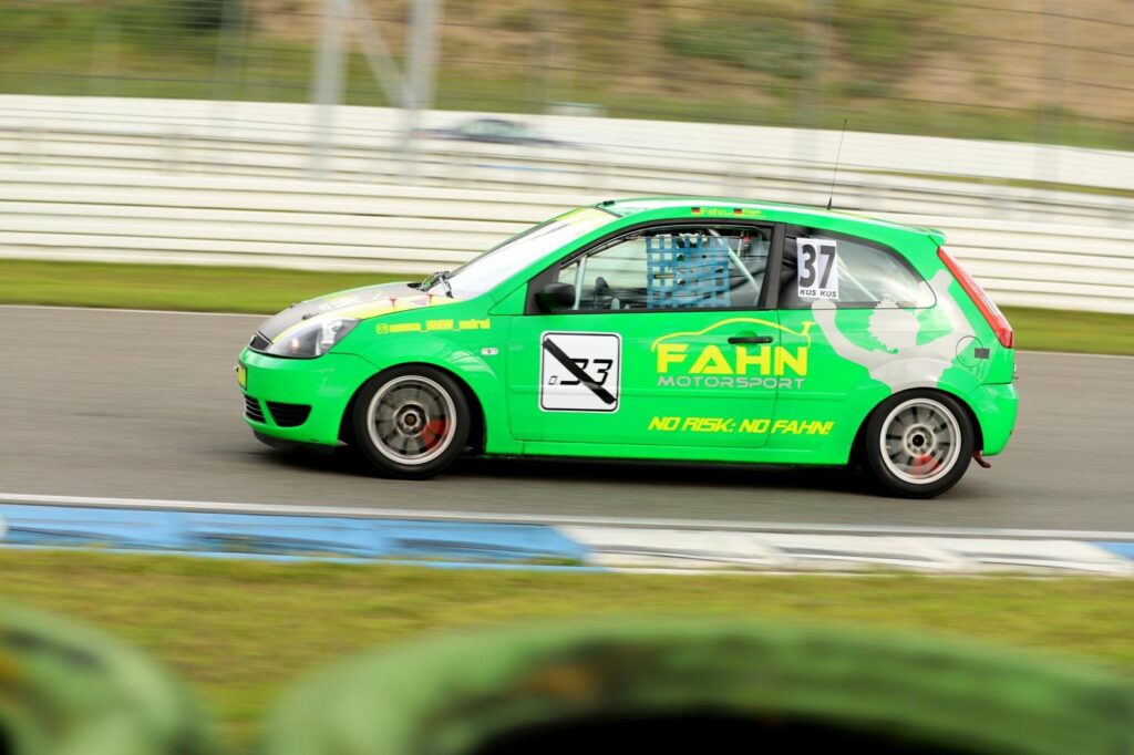 hermann ford fiesta rennstrecke seitenansicht
