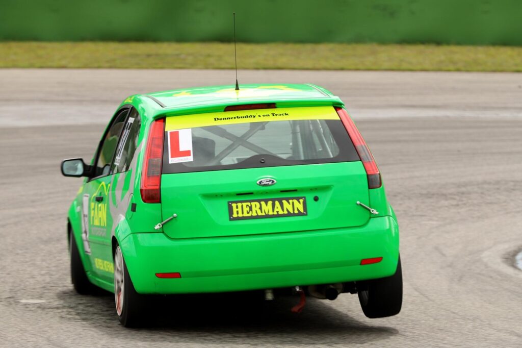 Hermann fahn motorsport lemgo rückansicht rennstrecke