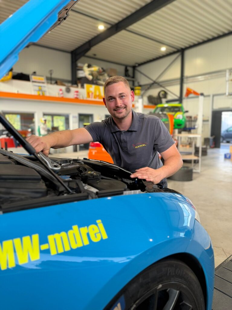 Marcel Mechaniker bei Fahn Motorsport Lemgo