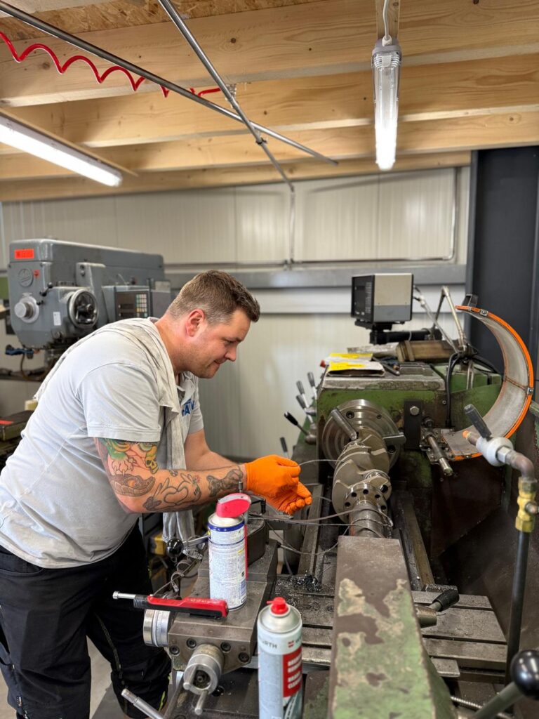 fahn Motorsport Drehbank Motorenüberholung