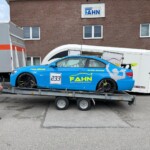 molly auf dem Anhänger für den transport zur rennstrecke