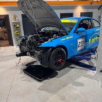 molly bmw in der werkstatt mit offener Motorhaube